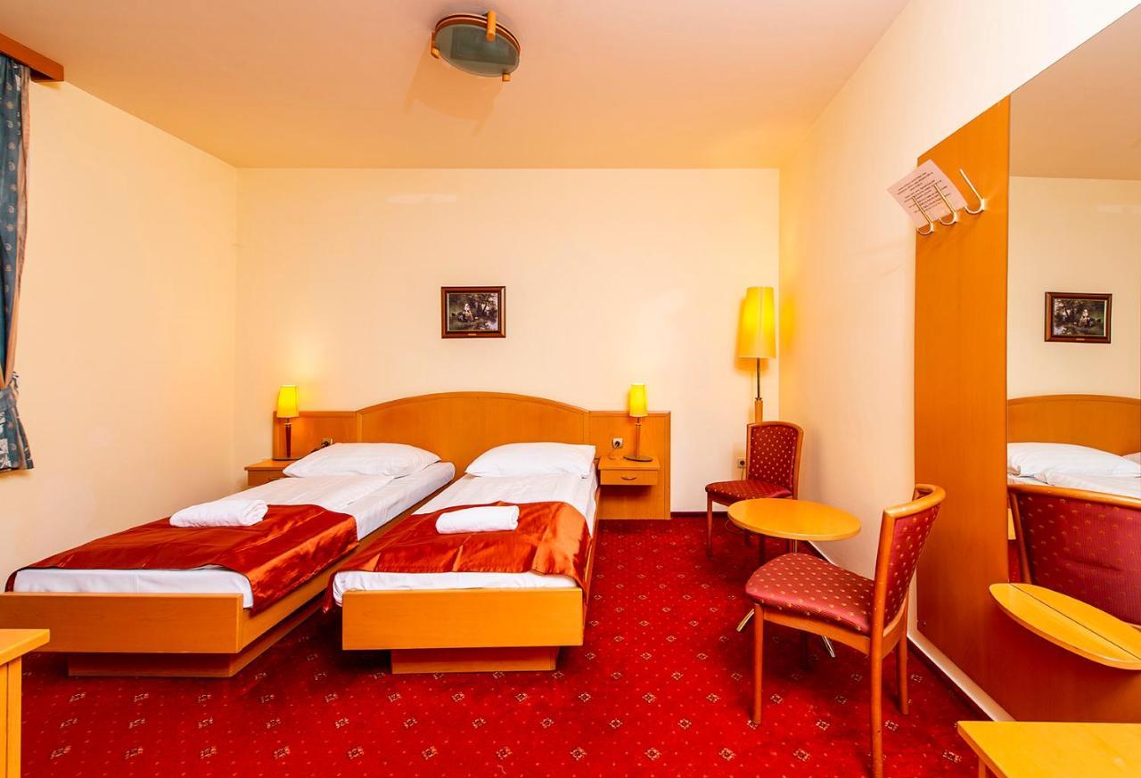Gastland M0 Hotel & Conference Center 시게첸트미클로스 외부 사진