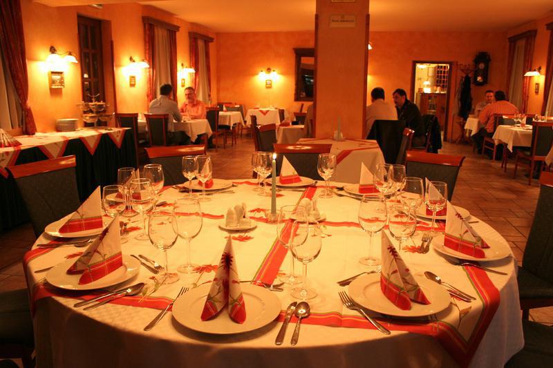 Gastland M0 Hotel & Conference Center 시게첸트미클로스 레스토랑 사진